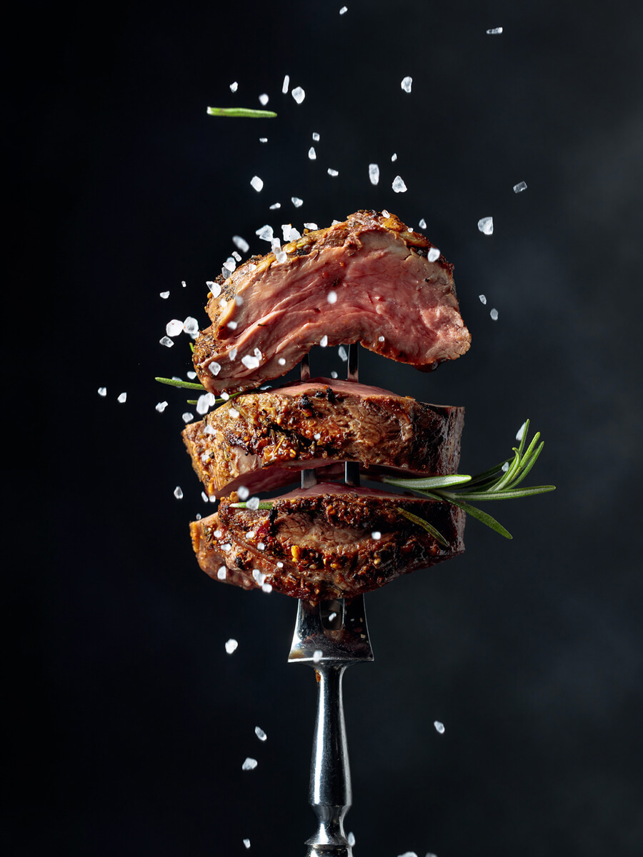 Fette di carne alla brace su una forchetta