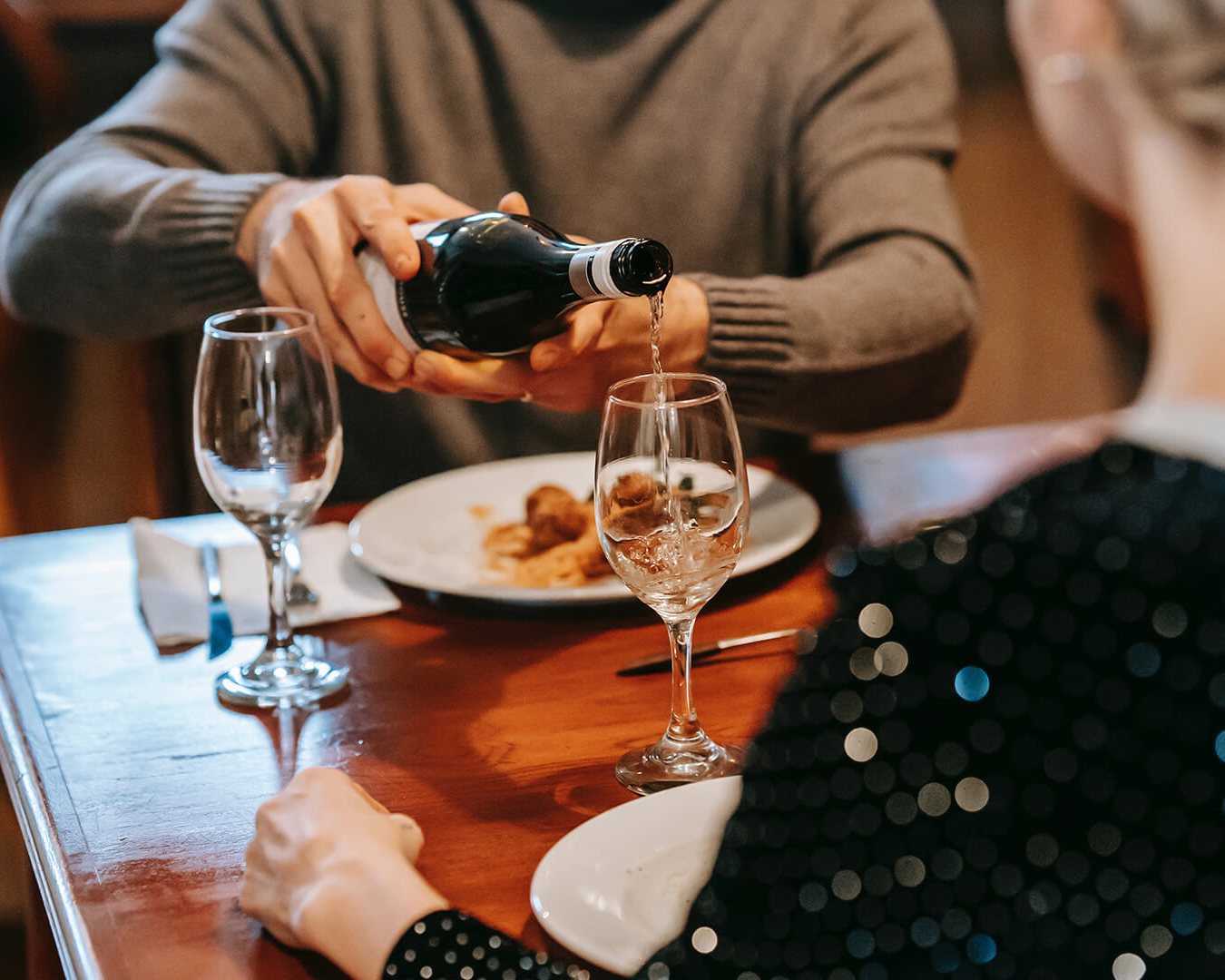 Vino servito al tavolo durante una cena
