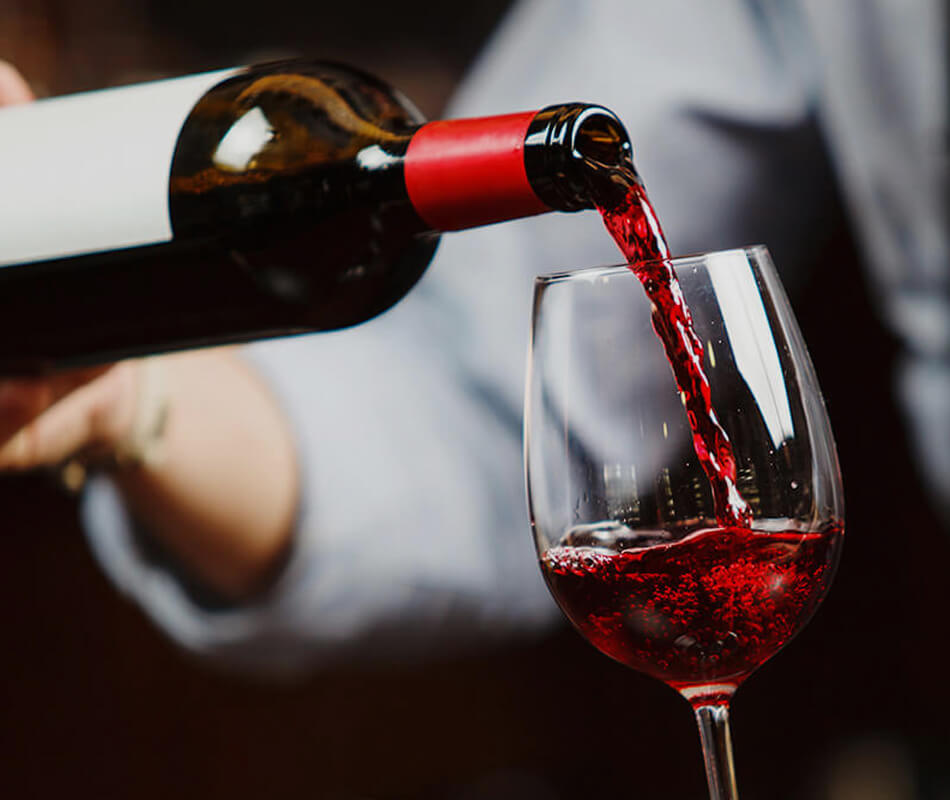 Vino rosso versato nel calice