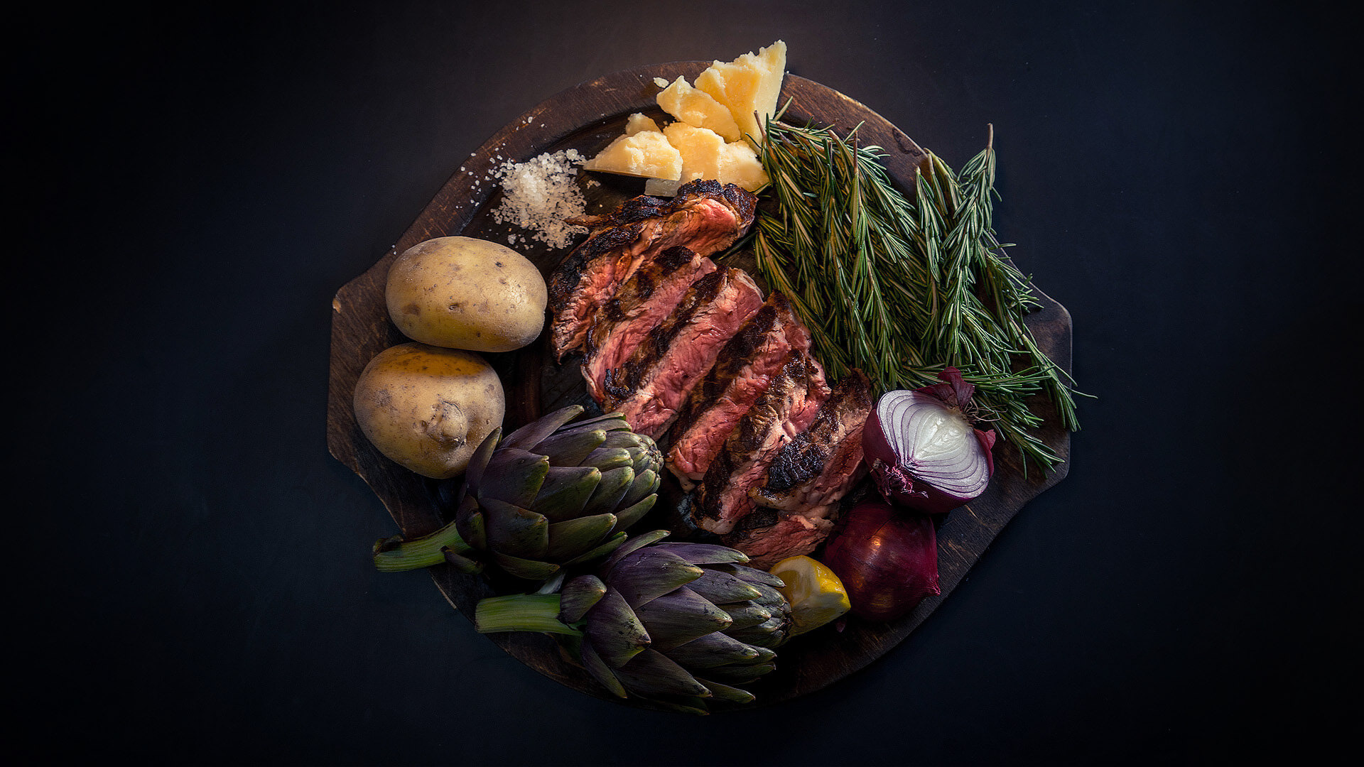 Carne alla brace con patate, carciofi e asparagi