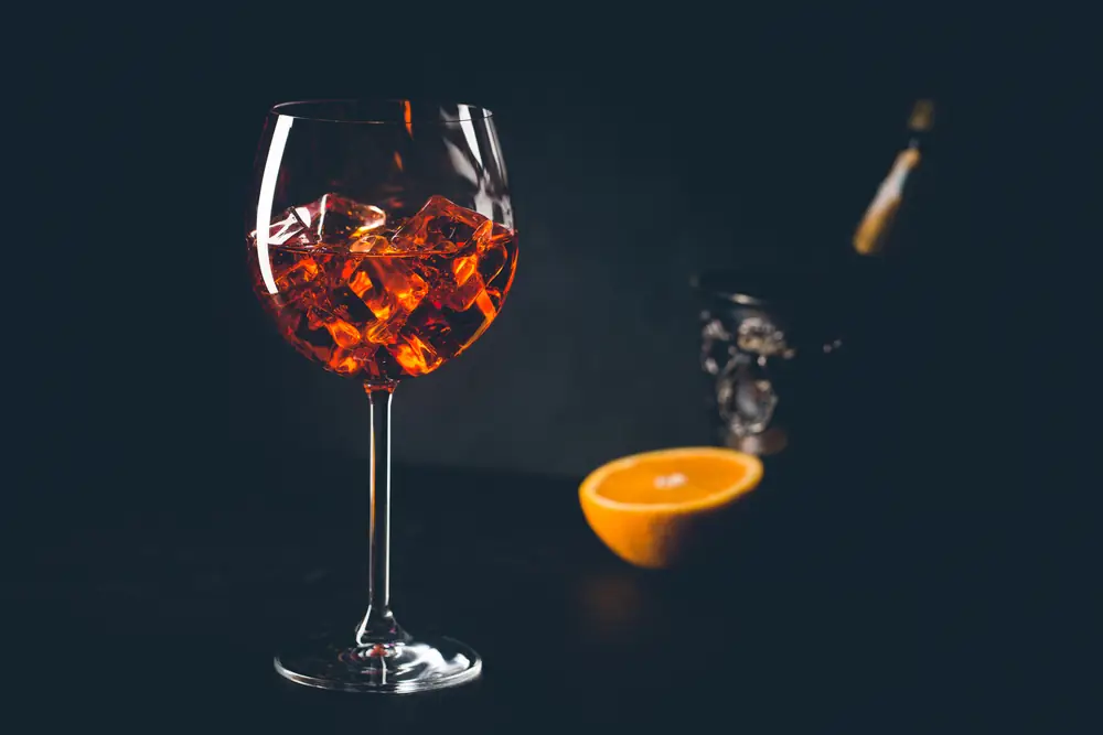 Calice da aperitivo con ghiaccio e scorza d'arancia