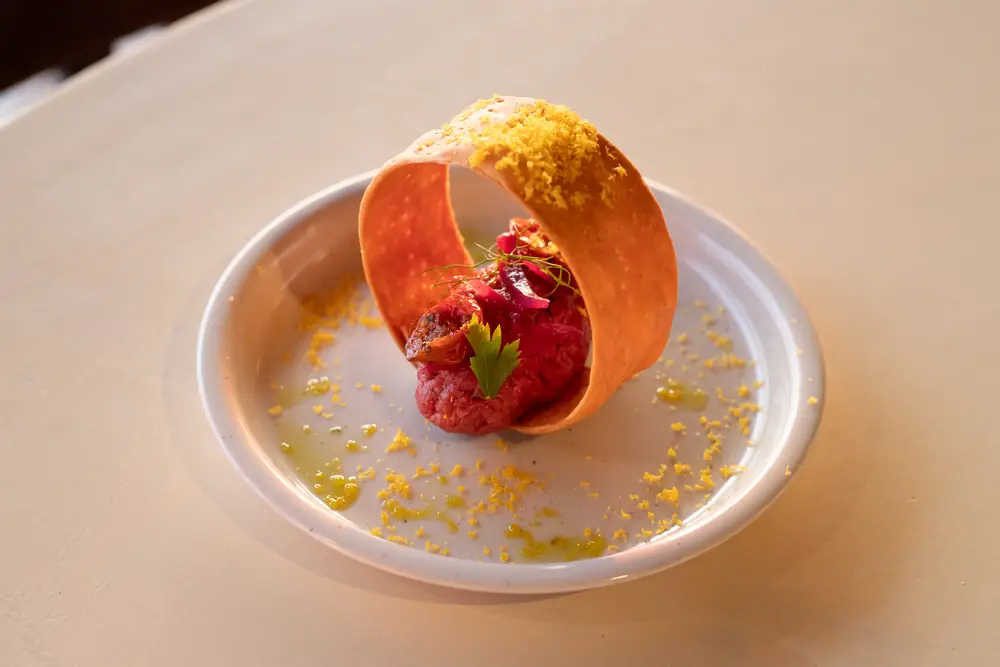 Tartare di manzo con una cialda croccante