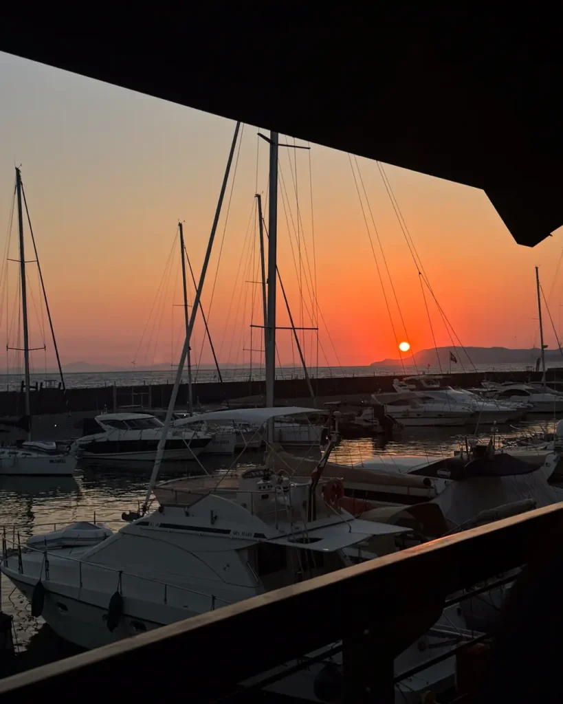 Il sole che cala dietro il porto