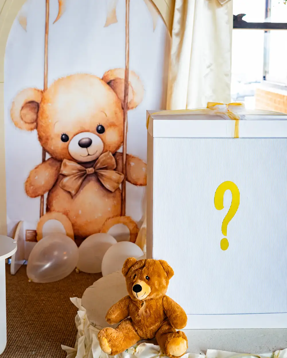 Allestimento con orsacchiotti e palloncini per un baby shower nel ristorante