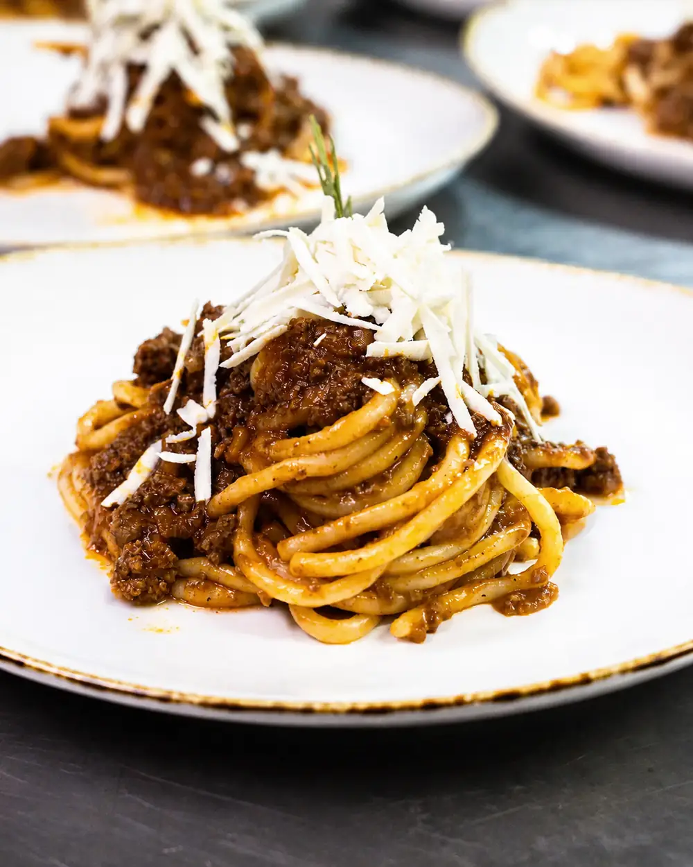 Pasta fresca al ragù con scaglie di formaggio