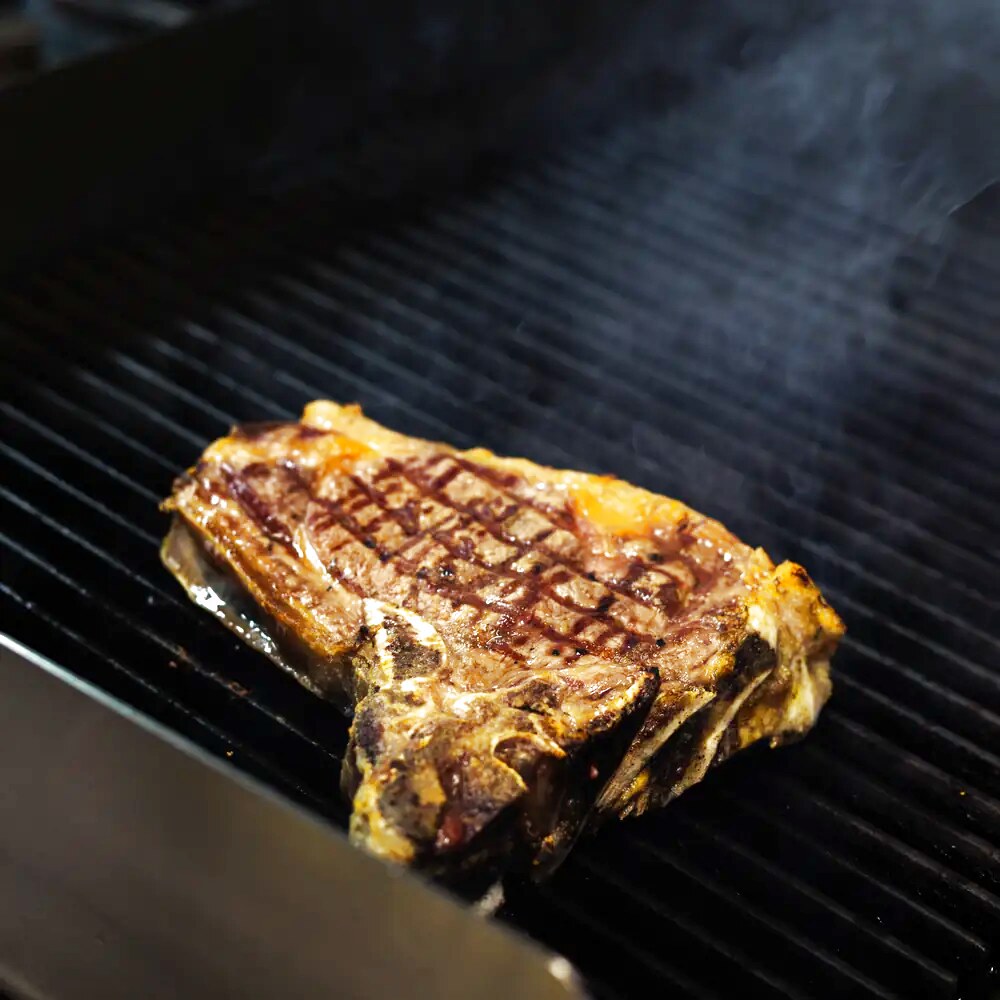 Bistecca sulla griglia della brace