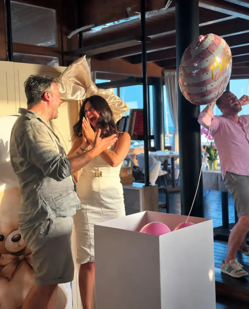 Festa privata con palloncini e pacchi regalo
