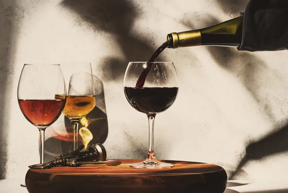 Vino versato in tre calici per l'abbinamento
